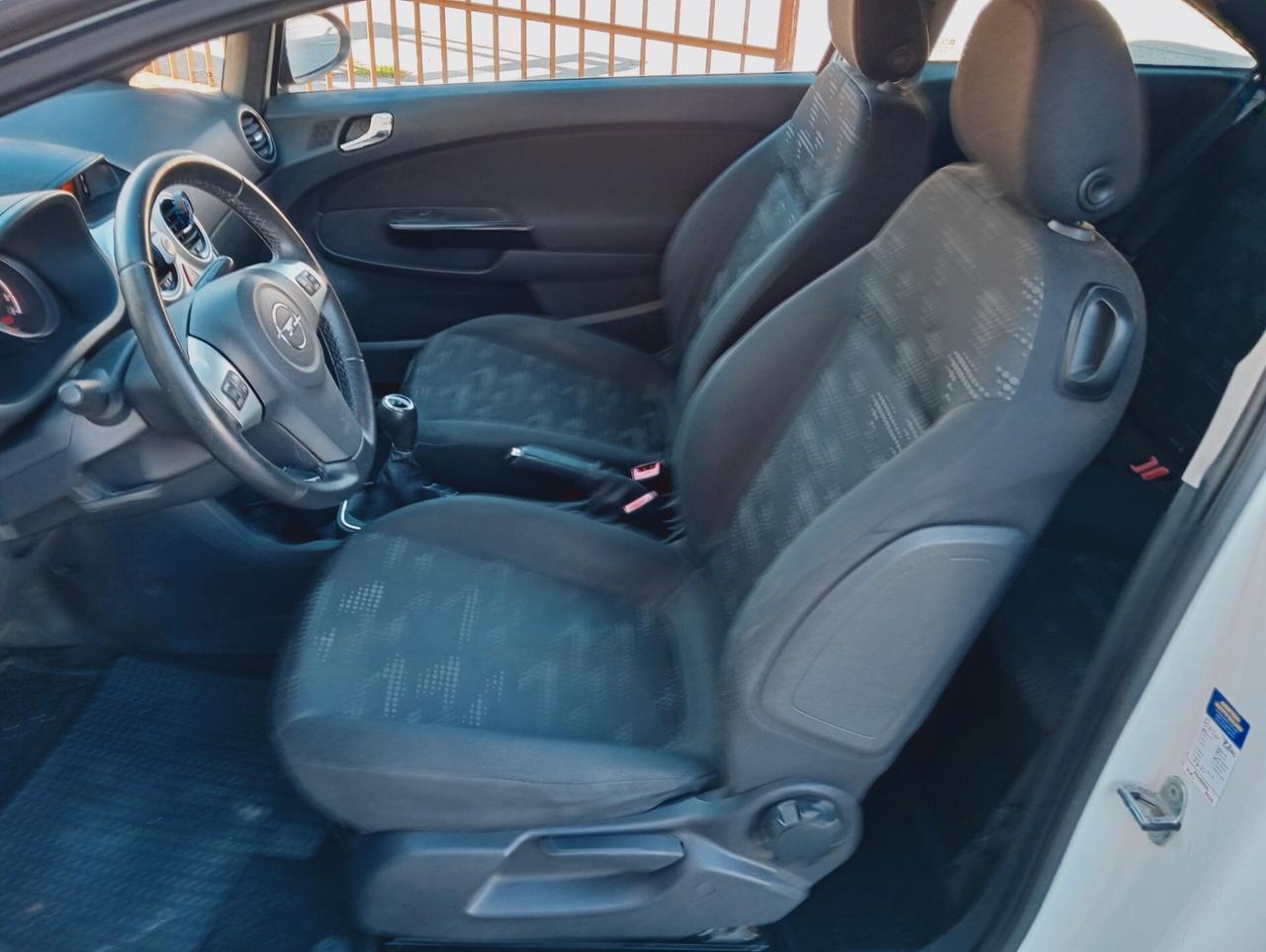 Opel Corsa 1.2 3 porte b-color