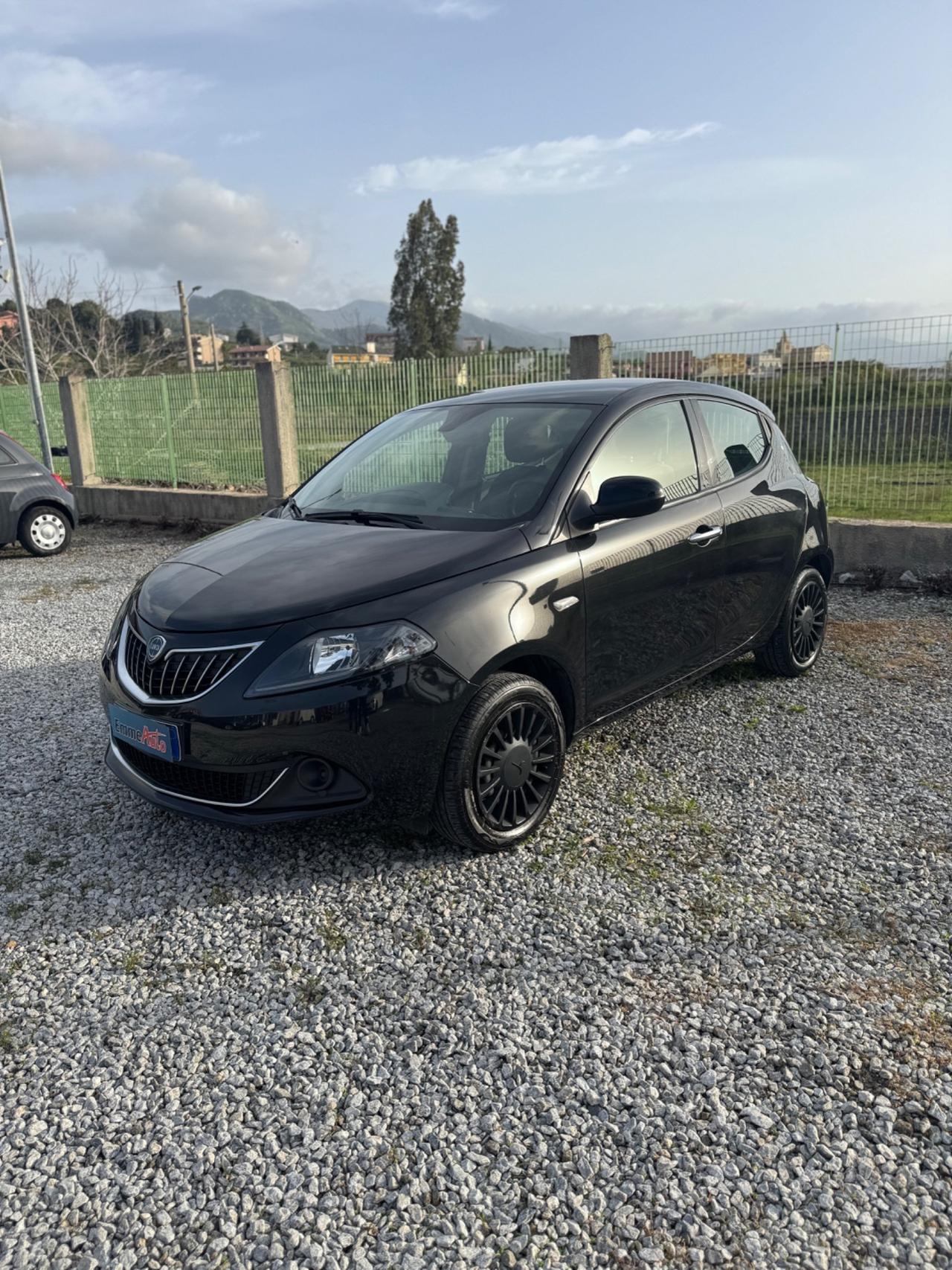 Lancia Ypsilon 1.0 FireFly 5 porte S&S Hybrid Ecochic Silver