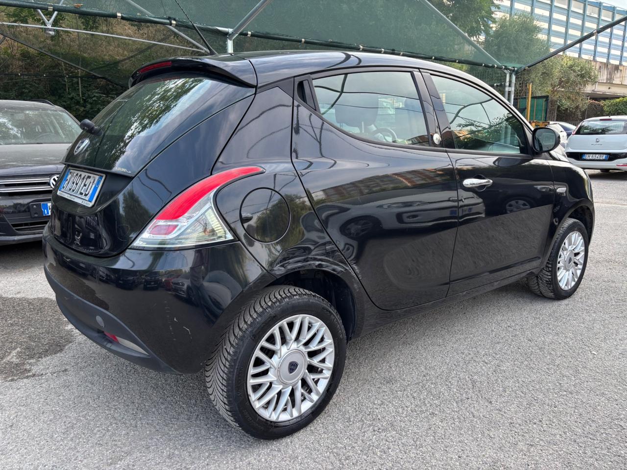 Lancia Ypsilon 5 porte Metano Ecochic OK NEOPATENTATI
