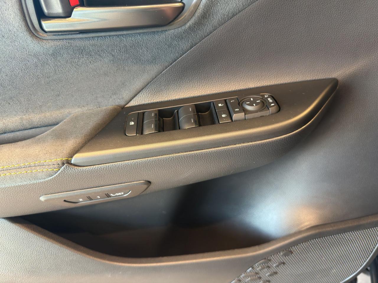 Toyota C-HR 2.0 phev Lounge fwd e-cvt