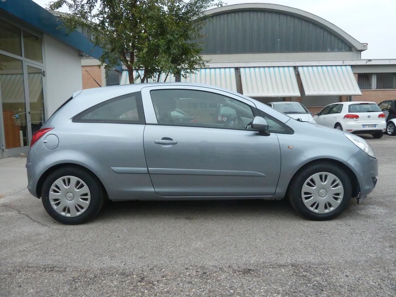 Opel Corsa 1.2 3 porte Club Ok Neopatentati