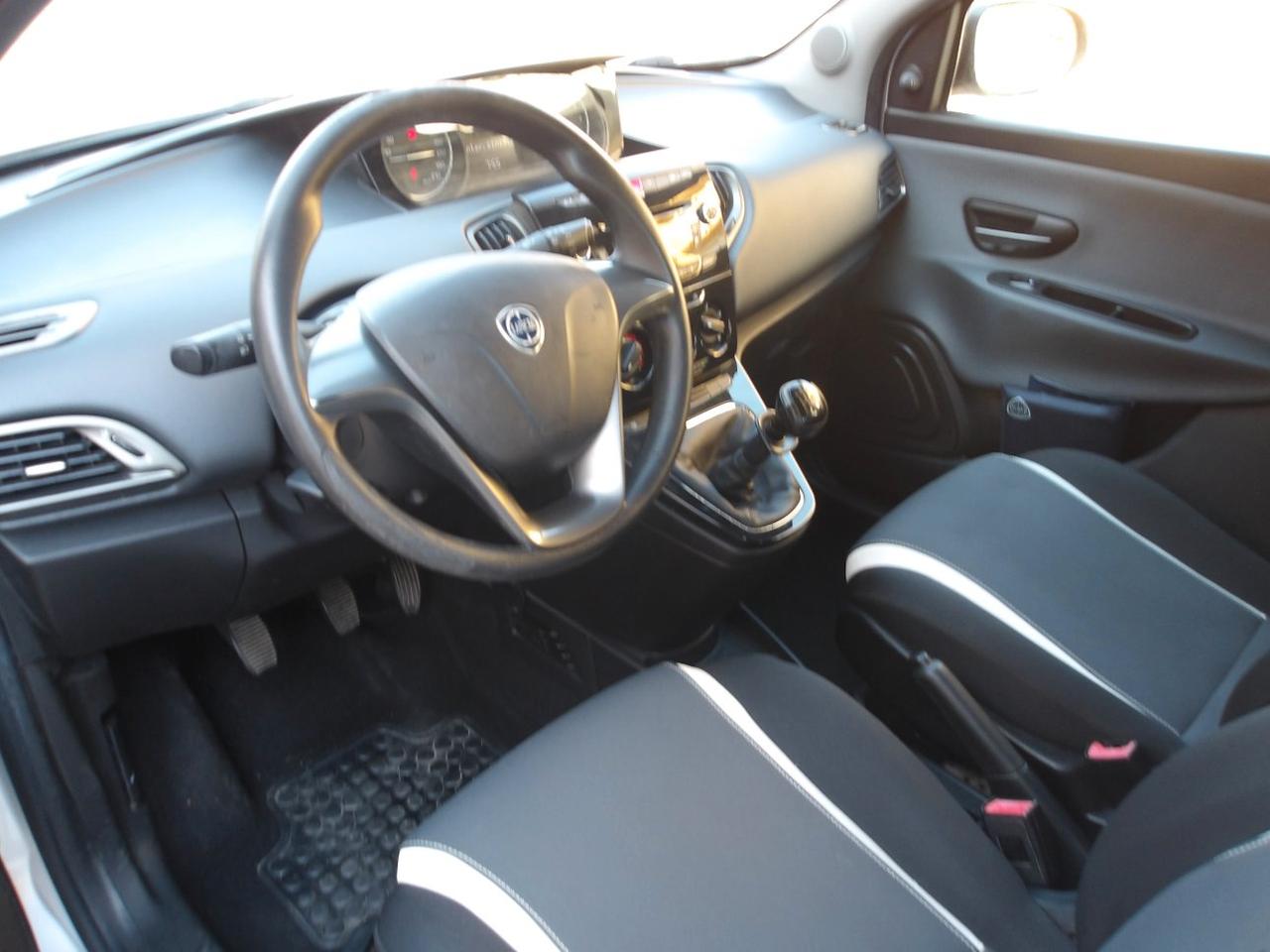 Lancia Ypsilon 5 Porte Ypsilon 1.2 8v Silver c/clima 69cv