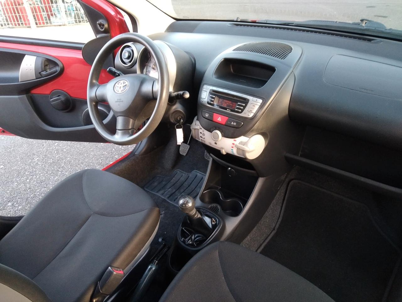 Toyota Aygo 1.0 12V VVT-i 5 porte Cool Soda Connect x neopatentati