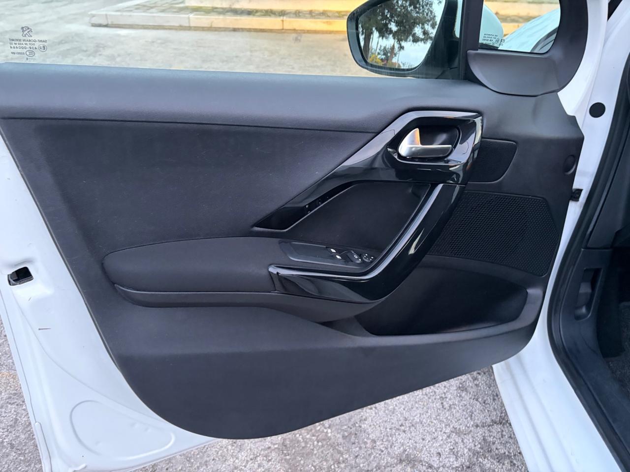 Peugeot 208 benzina 5 porte