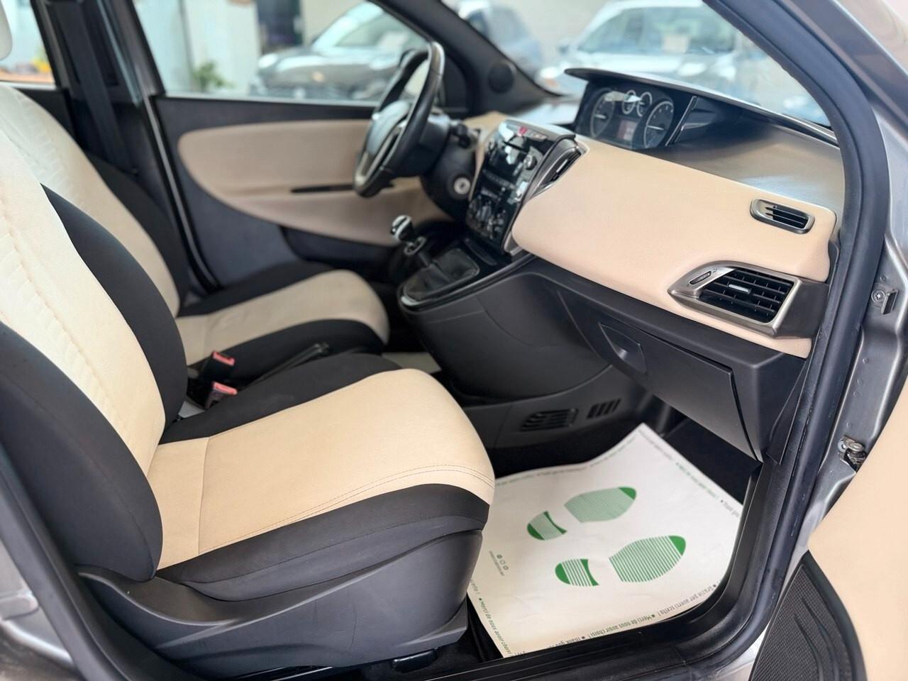 Lancia Ypsilon 0.9 TwinAir 85 CV 5 porte Metano Ecochic Silver