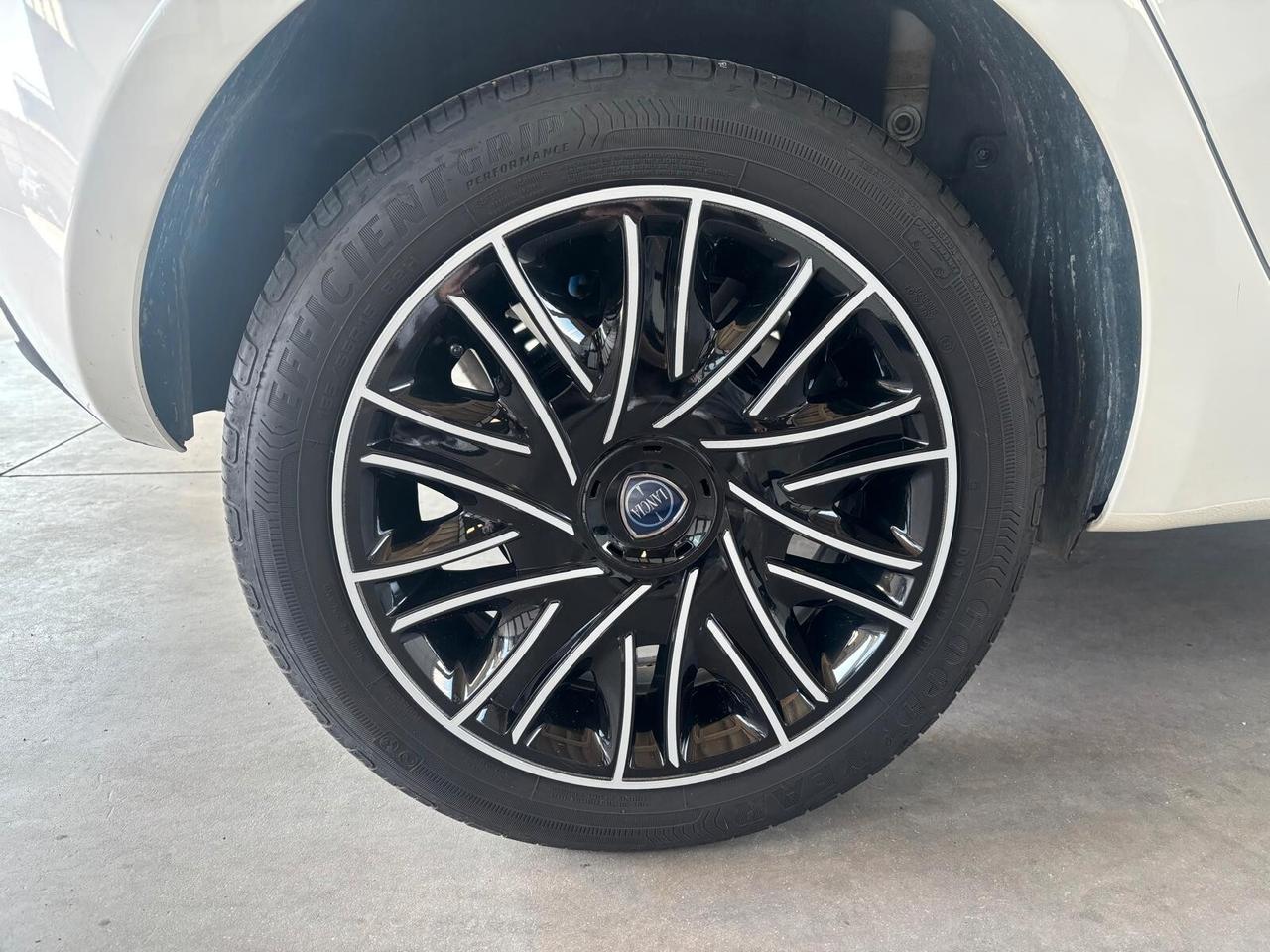 Lancia Ypsilon 1.0 FireFly 5 porte S&S Hybrid Ecochic A. Ferretti