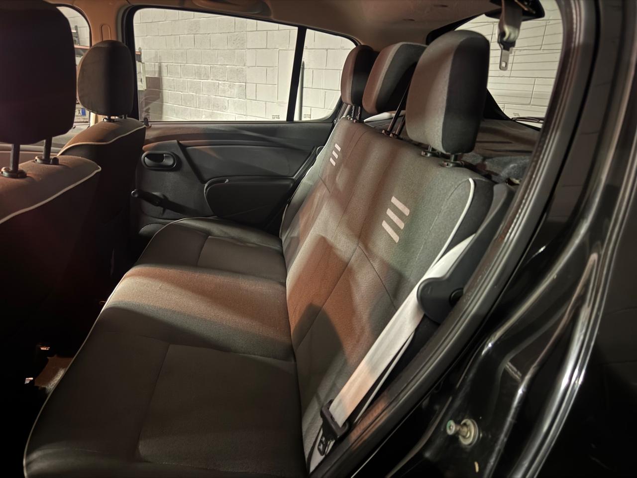 Dacia Sandero 1.2 16V Embleme Adatta a neopatentati