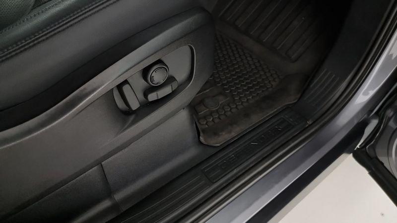 Land Rover Defender 3.0D I6 250 110 SE AWD auto.