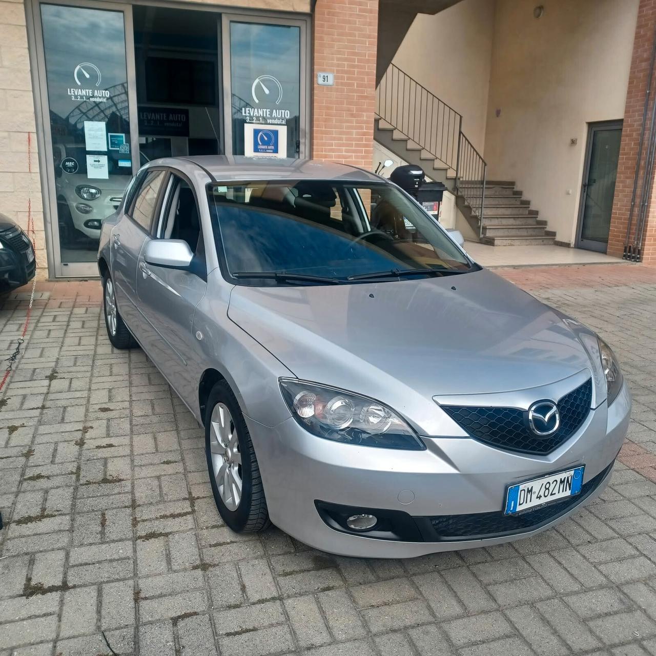 110.118 MAZDA 3 SEMBRA NUOVA OK NEOPATENTATI