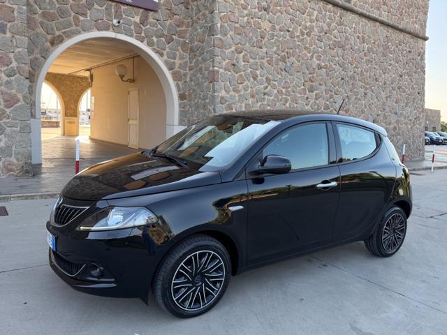 LANCIA Ypsilon HYBRID GOLD+NAVI+SENSORI+5POSTI+LED