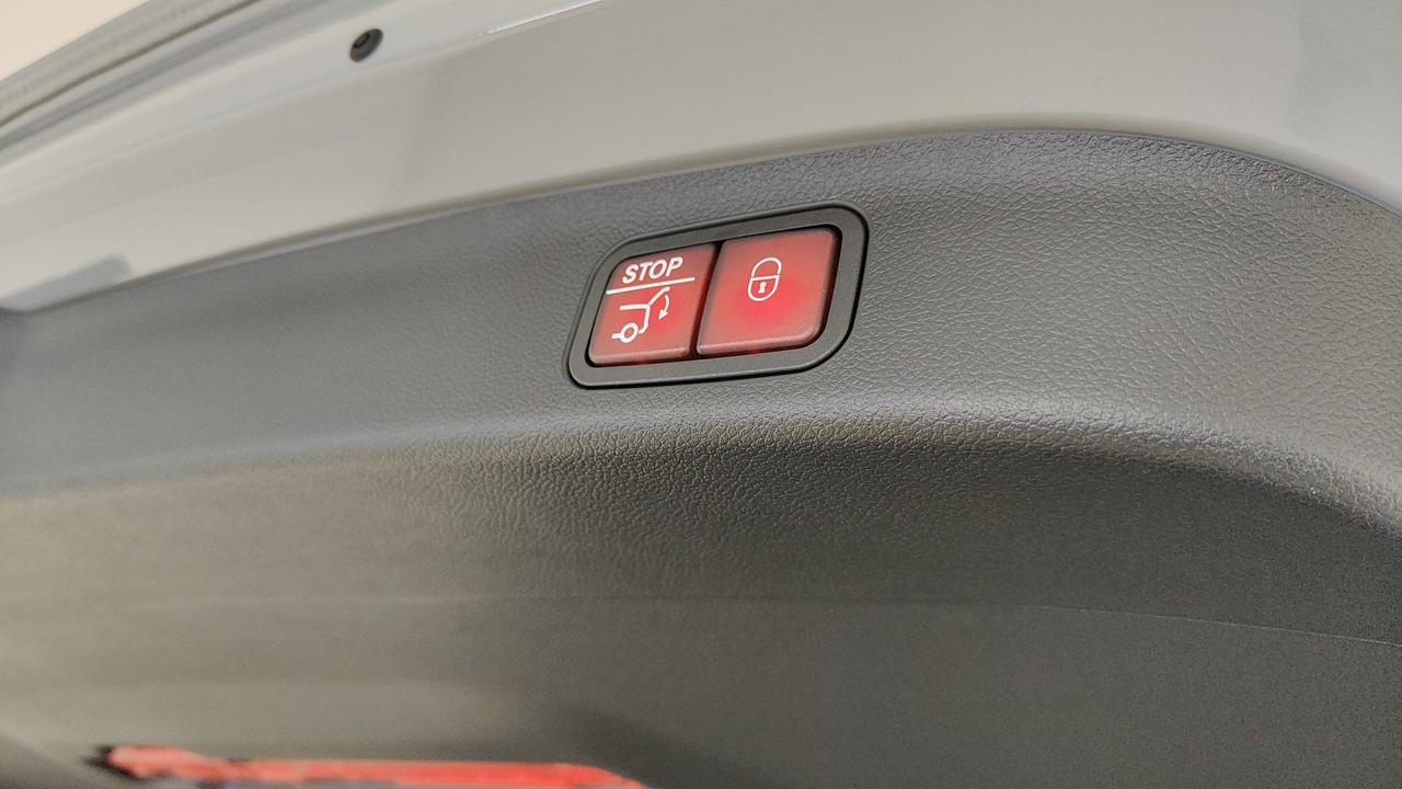 Mercedes-Benz GLB 250+ con tecnologia EQ