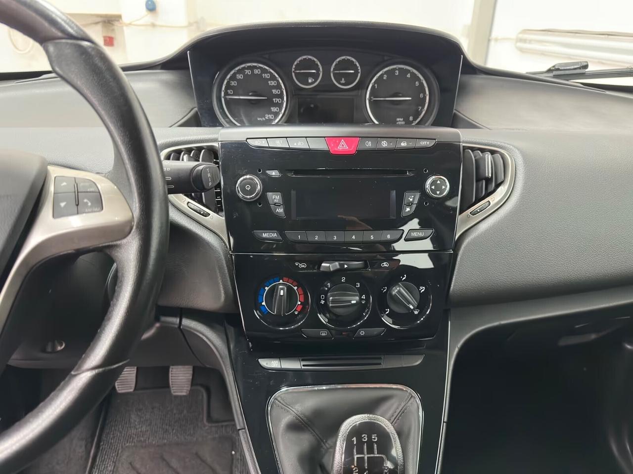 Lancia Ypsilon 1.2 69 CV 5 porte Platinum Ok neo patentati