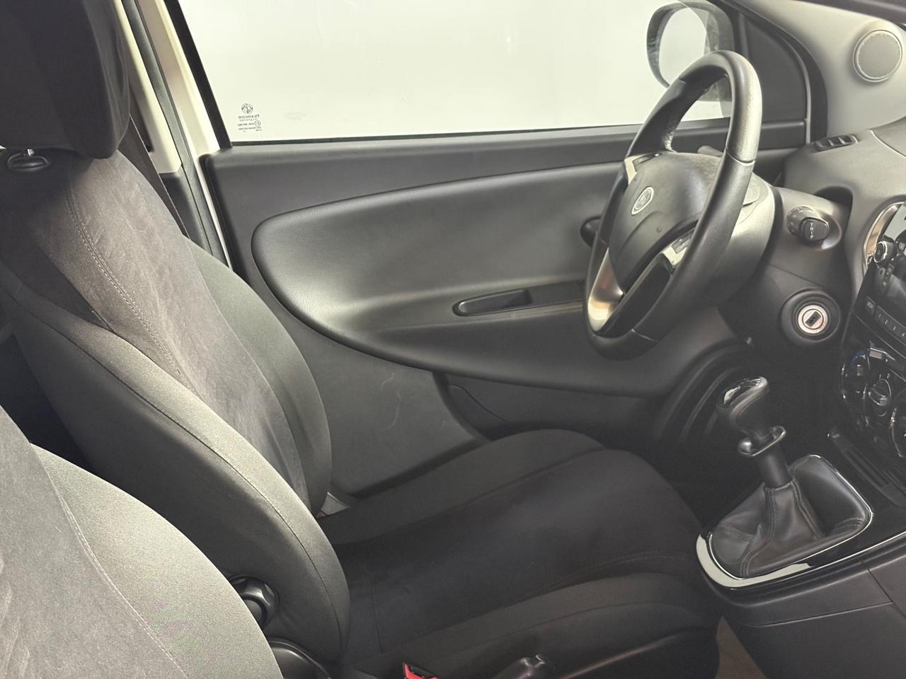 Lancia Ypsilon 0.9 TwinAir 85 CV 5 porte Metano Ecochic Silver