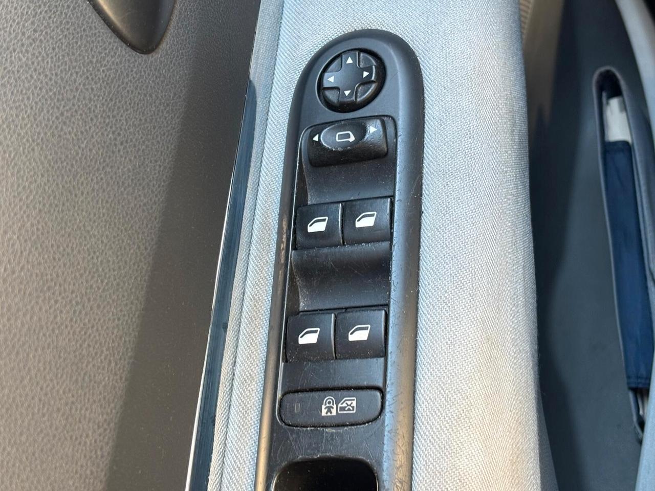 Peugeot 5008 1.6 HDi 115CV Business