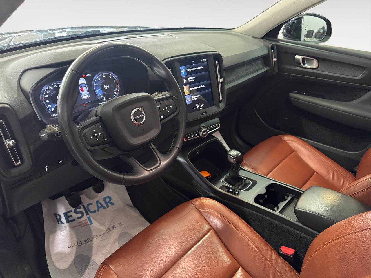 VOLVO XC40 1.5 t2 Momentum Core IVA ESPOSTA