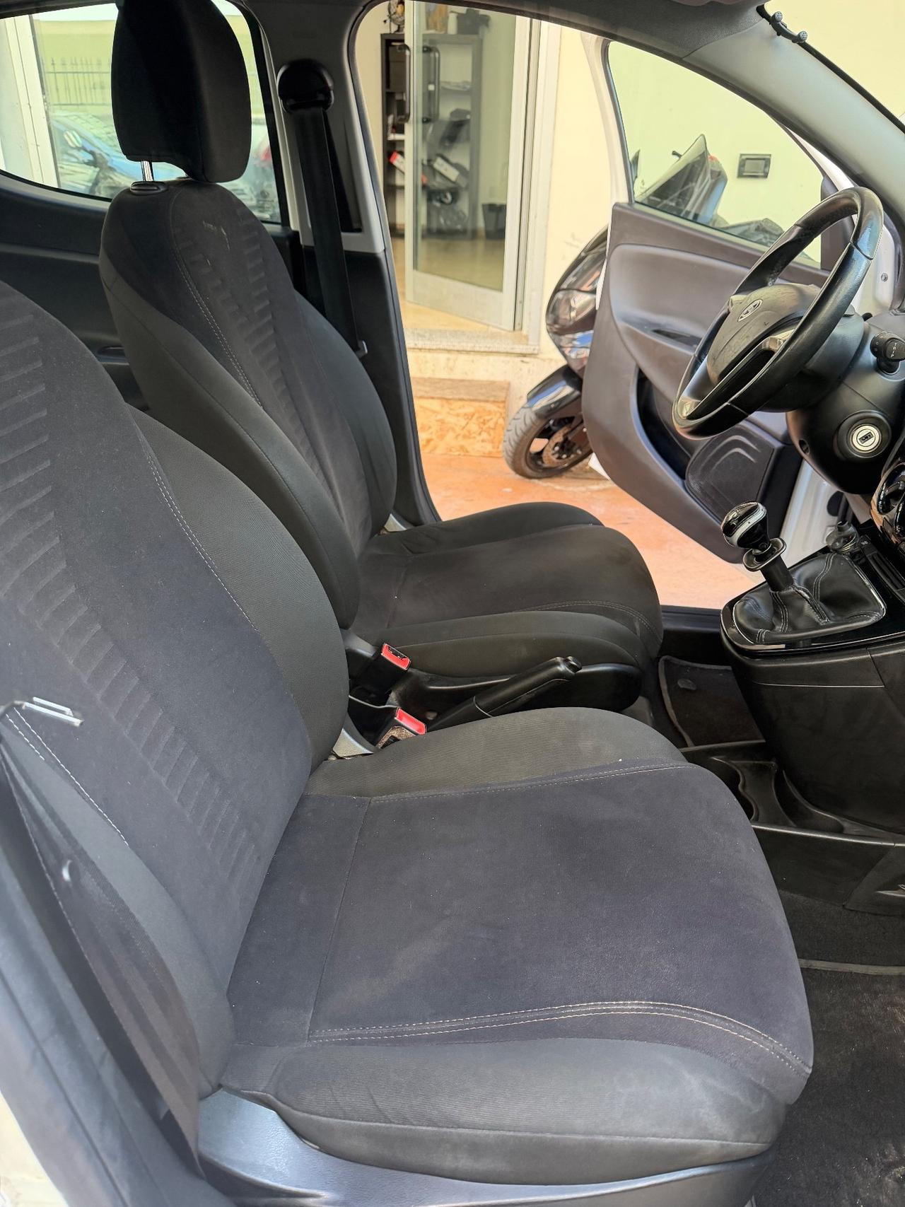 Lancia Ypsilon 0.9 TwinAir 85 CV 5 porte Metano Ecochic Silver