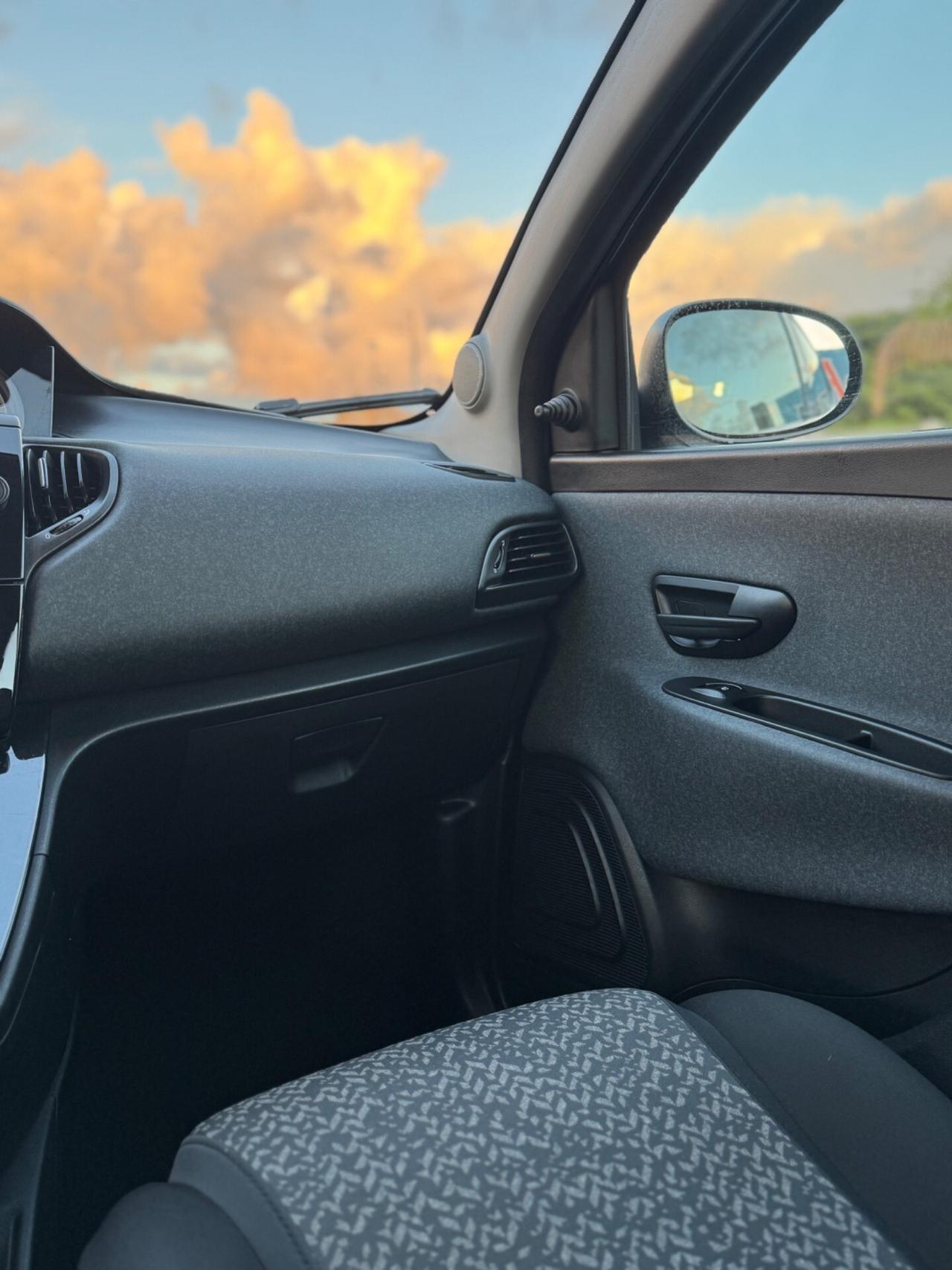 Lancia Ypsilon 1.0 FireFly 5 porte S&S Hybrid Ecochic Silver