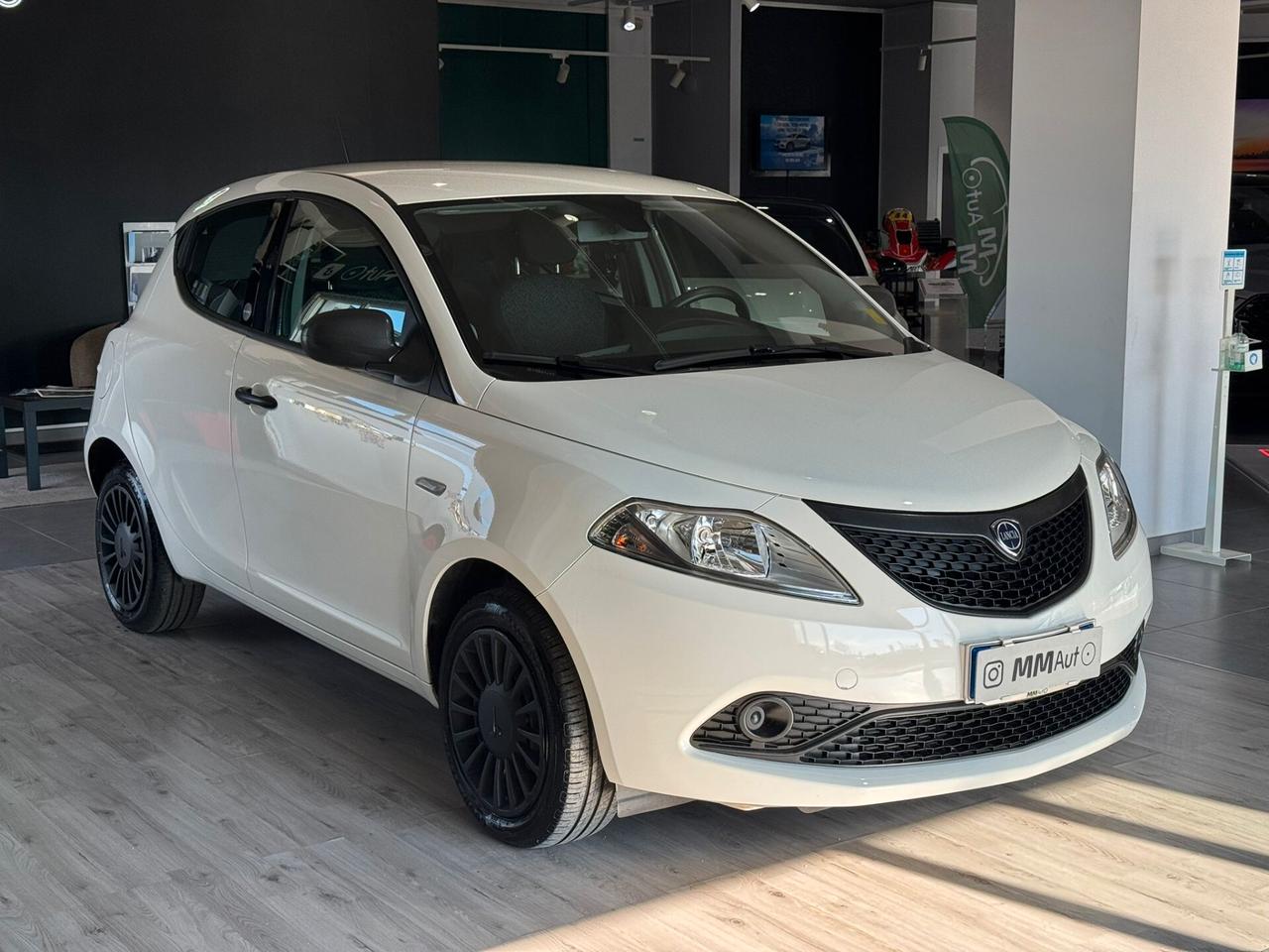 Lancia Ypsilon 1.0 Hybrid 70cv Ecochic Silver