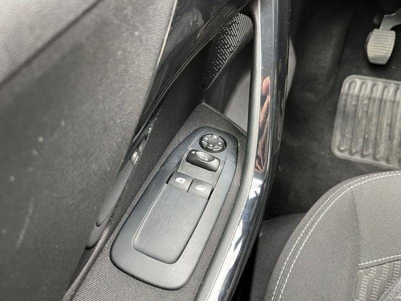Peugeot 208 208 5p 1.2 puretech Active s&s 82cv neopatentati