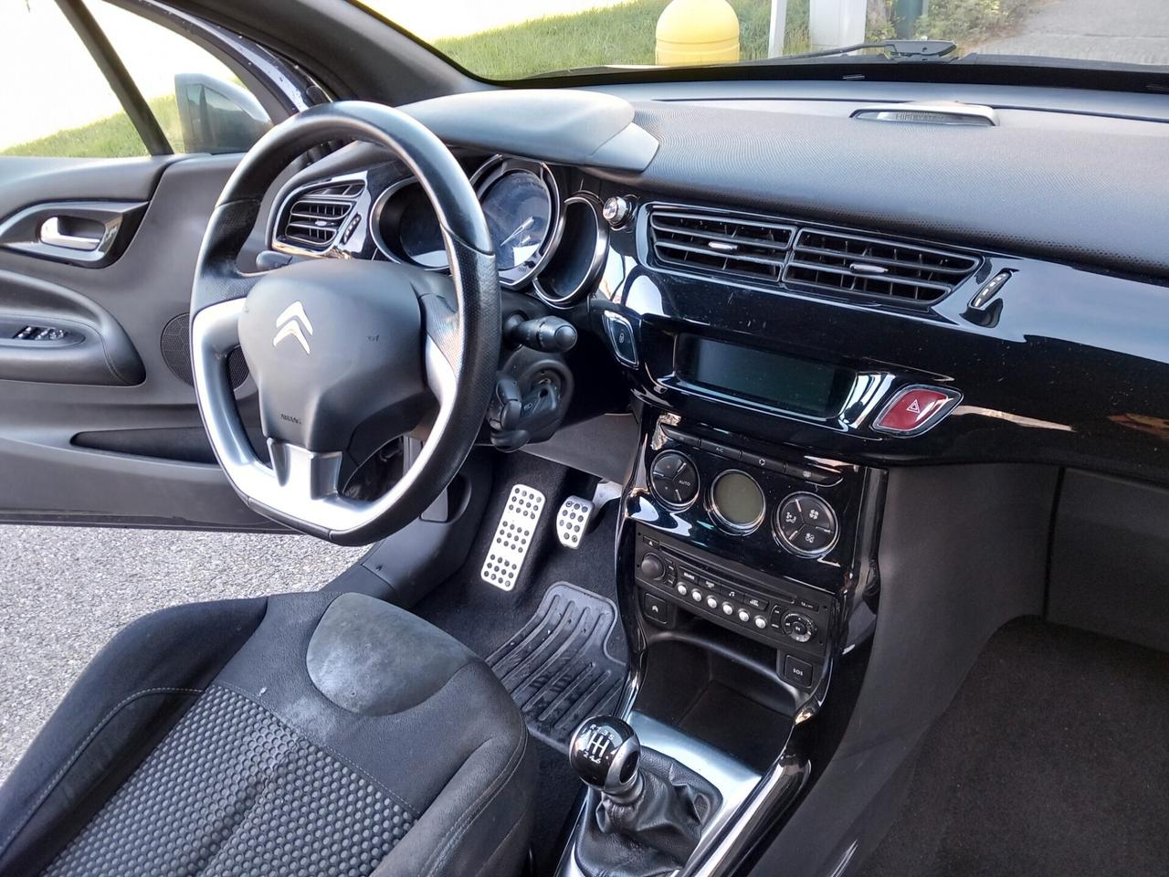 DS3 3 1.6 THP 155 Just Black