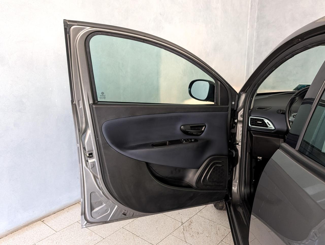 Lancia Ypsilon 1.0 Hybrid 70cv Gold