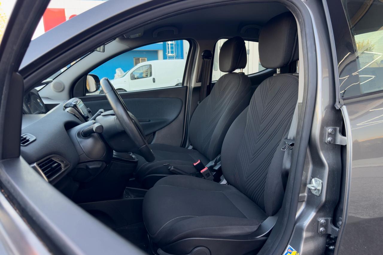 Lancia Ypsilon Hybrid - 70cv / 5 porte / Ecochic Gold