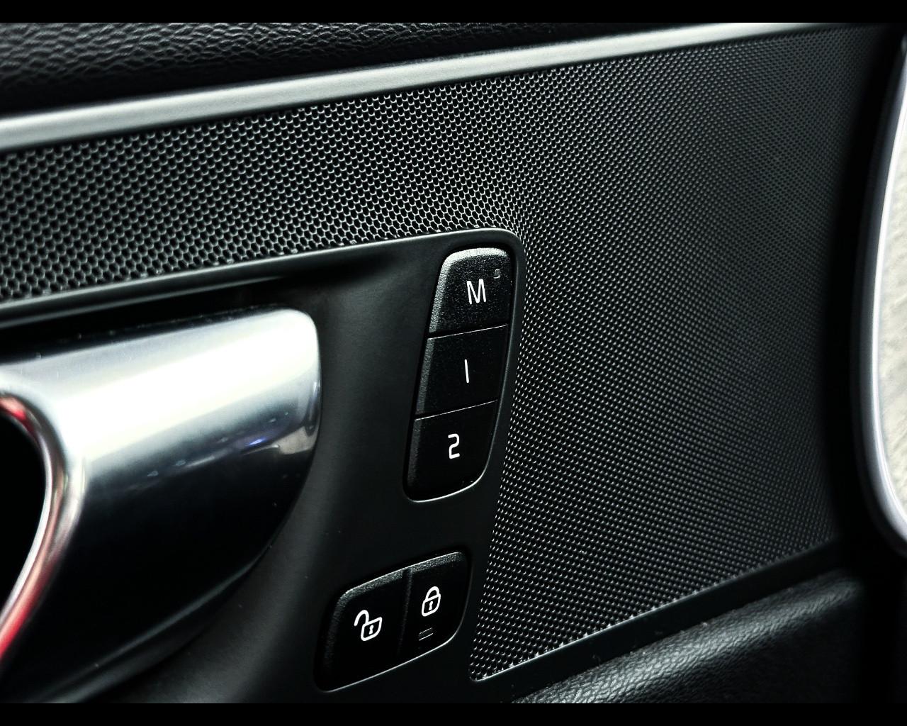 VOLVO XC60 (2017-->) - XC60 T6 Recharge Plug-in Hybrid AWD Inscription