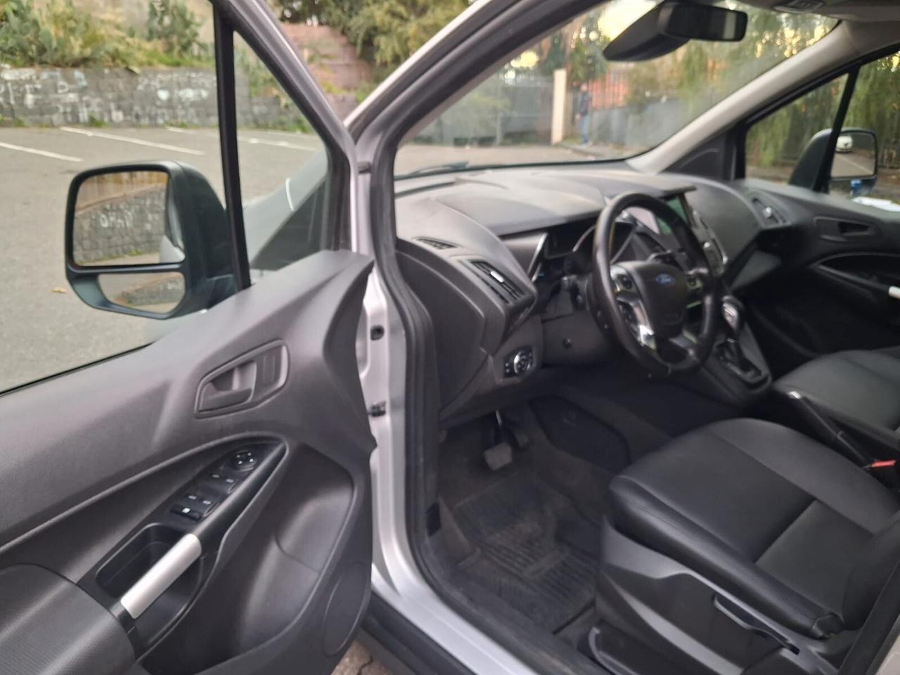 Ford Tourneo Connect Pianale ribassato con rampa disabili in carrozzina