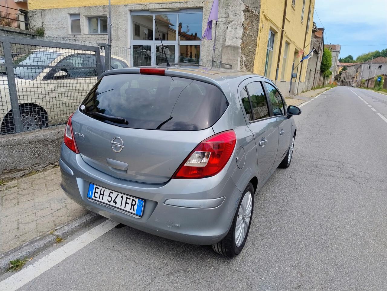 Opel Corsa 1.2 5 porte Cosmo NEOPATENTATI