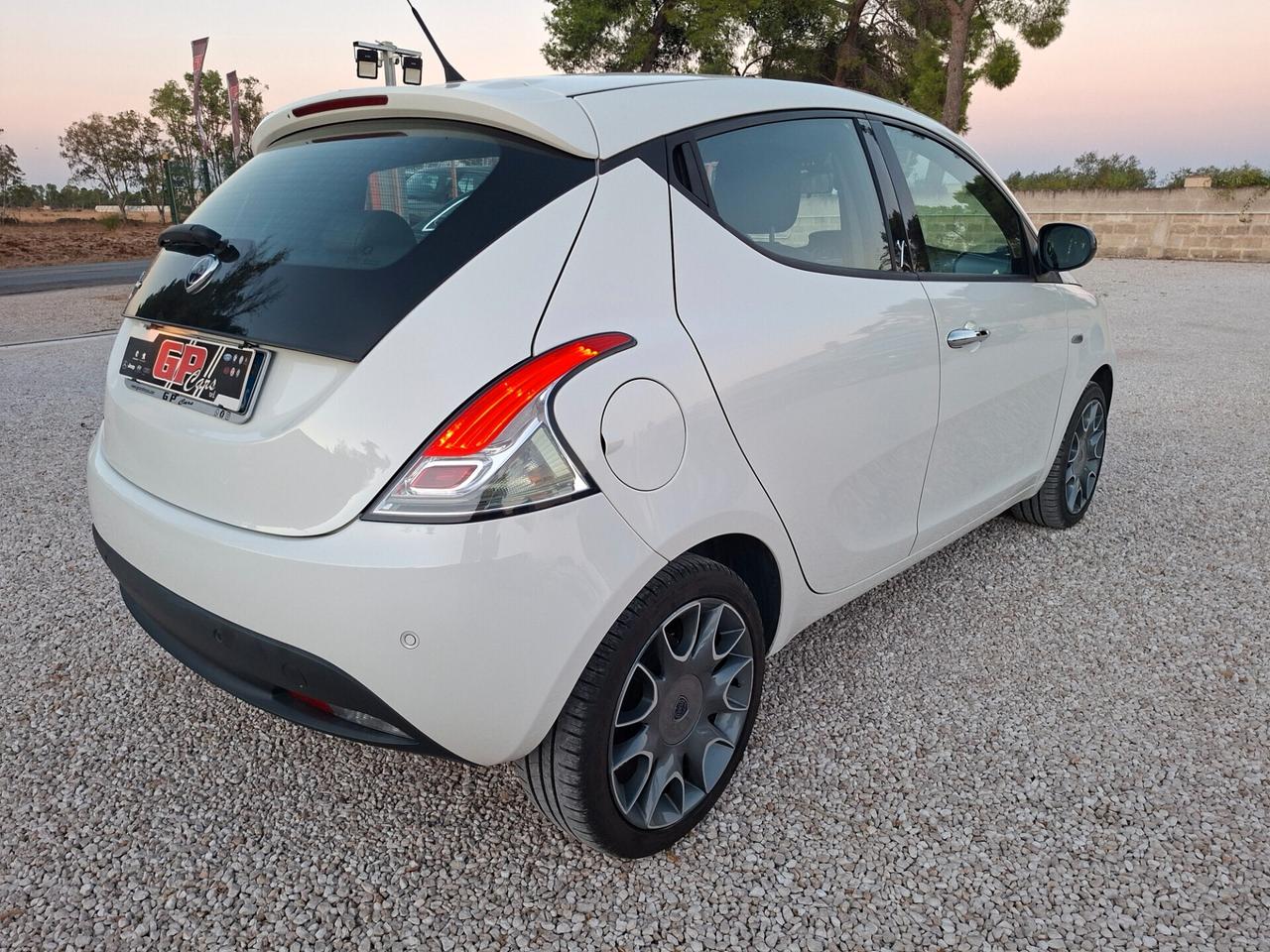Ypsilon 1.3 MJT 95 CV 5p Platinum *XENON-PELLE*