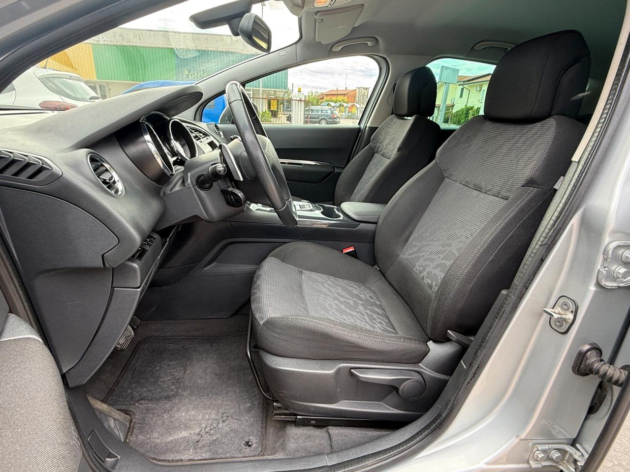 Peugeot 3008 1.6 HDi 110CV cambio robotizzato Tecno