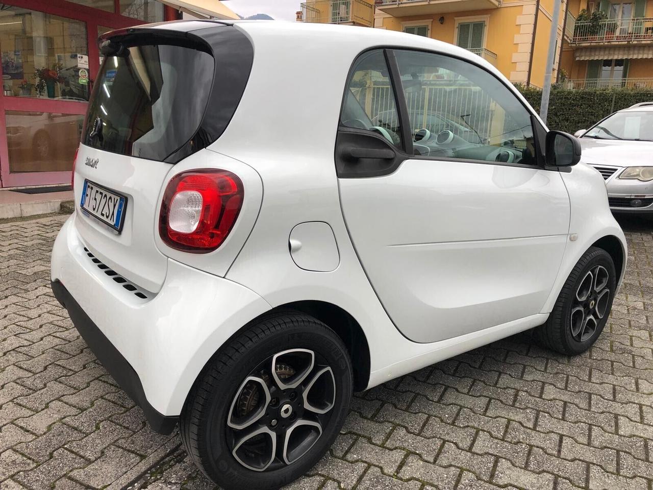 Smart ForTwo 70 1.0 Passion TOTAL WHITE ADATTA PER NEOPATENTATI-PELLE-NAVIGATORE-SEDILI RISCALDATI-POSSIBILITA' DI GARANZIA FINO A 36 MESI!!!