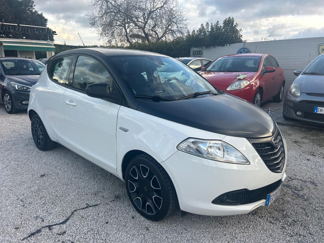 Lancia Ypsilon 1.2 69 CV 5 porte S Momodesign