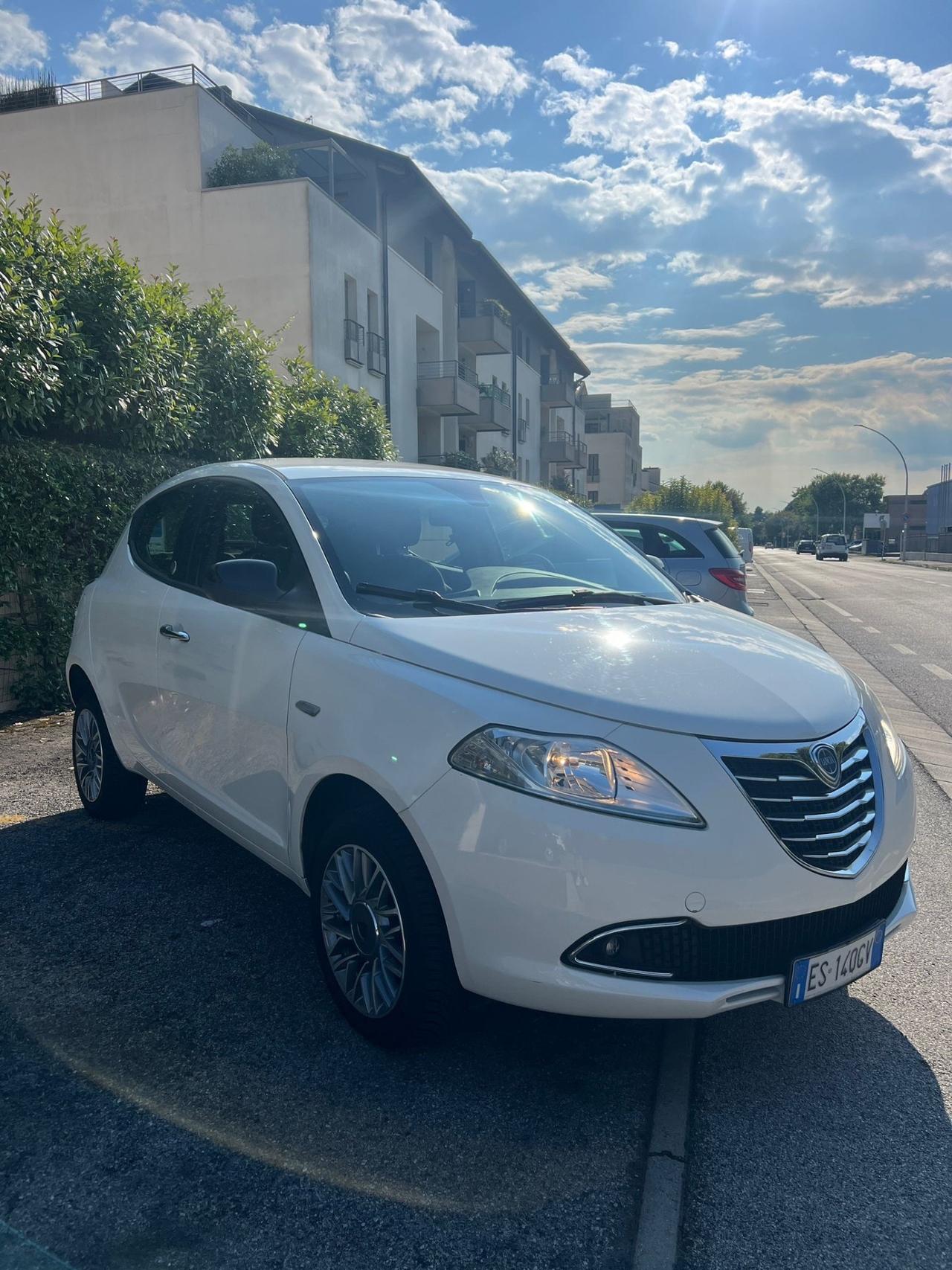 Lancia Ypsilon 0.9 TwinAir 85 CV 5 porte Metano Ecochic Gold
