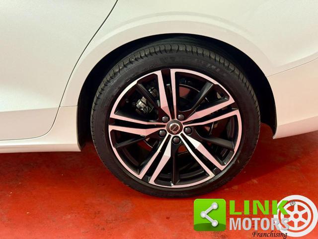 VOLVO V60 B4 (d) aut Ultimate Dark 19" IVA ESP. GARANZIA 24