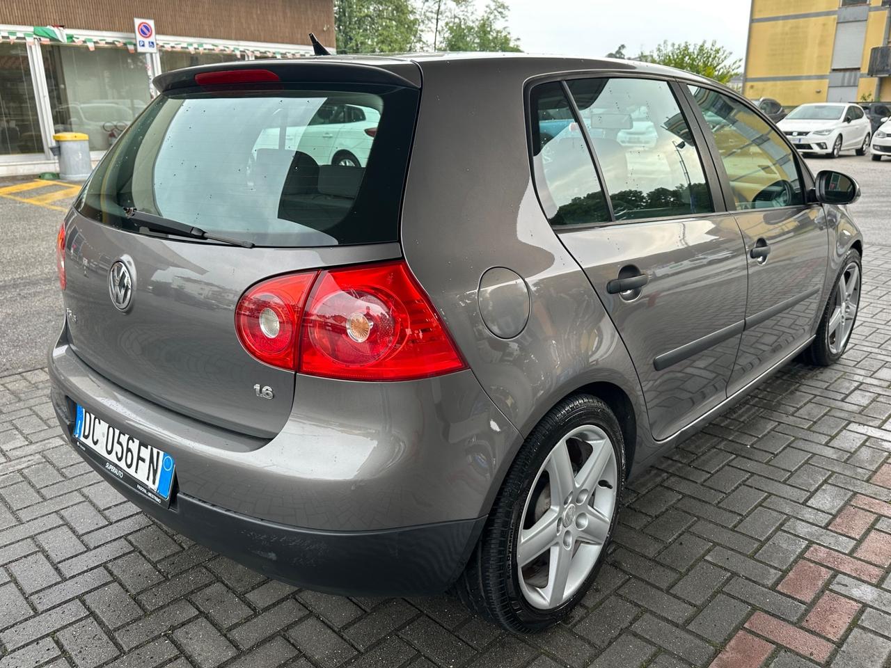 Volkswagen Golf 1.6 16V FSI 5p. Sportline