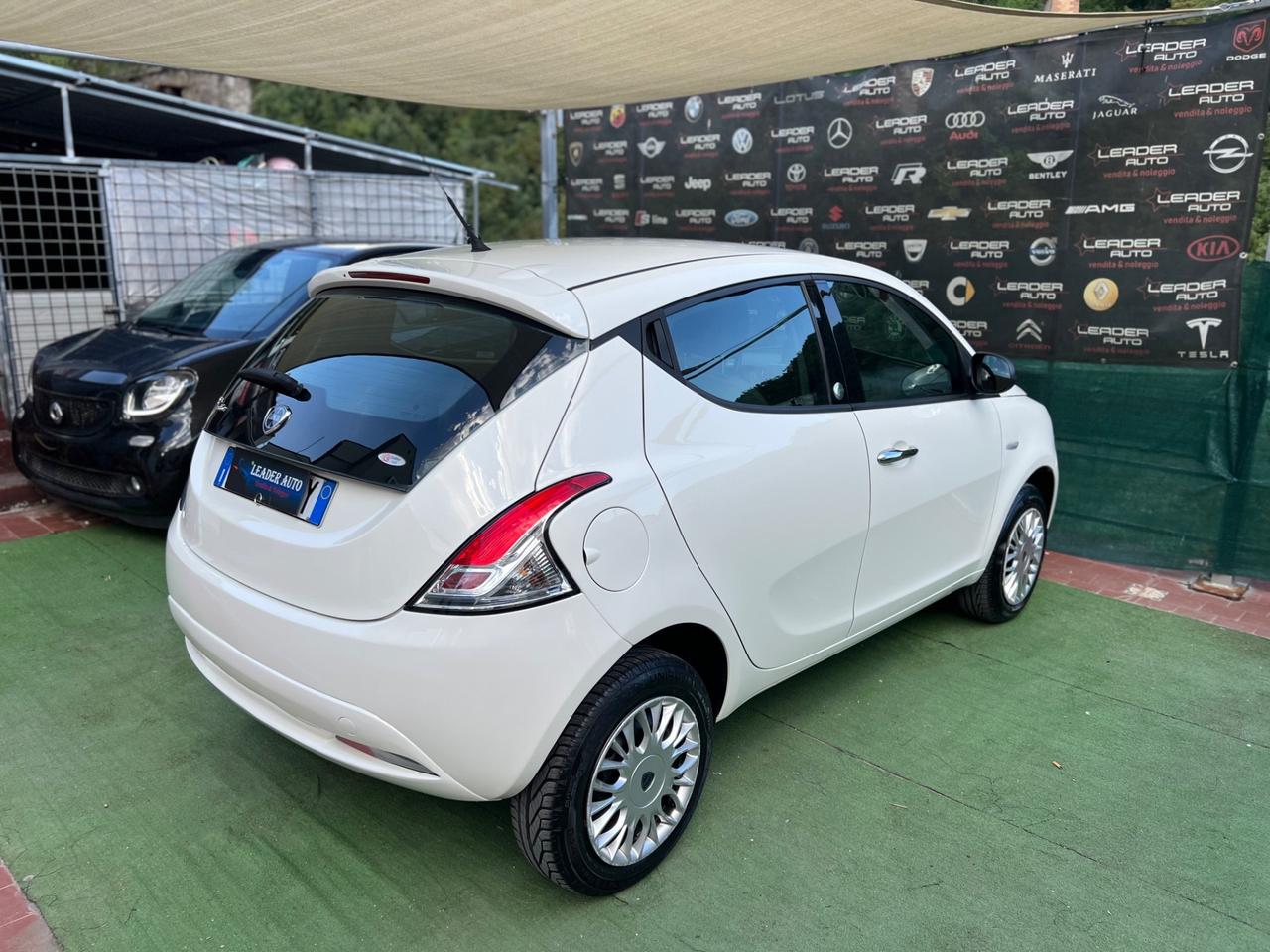 Lancia Ypsilon 0.9 TwinAir 80 CV 5 porte Metano Ecochic Silver