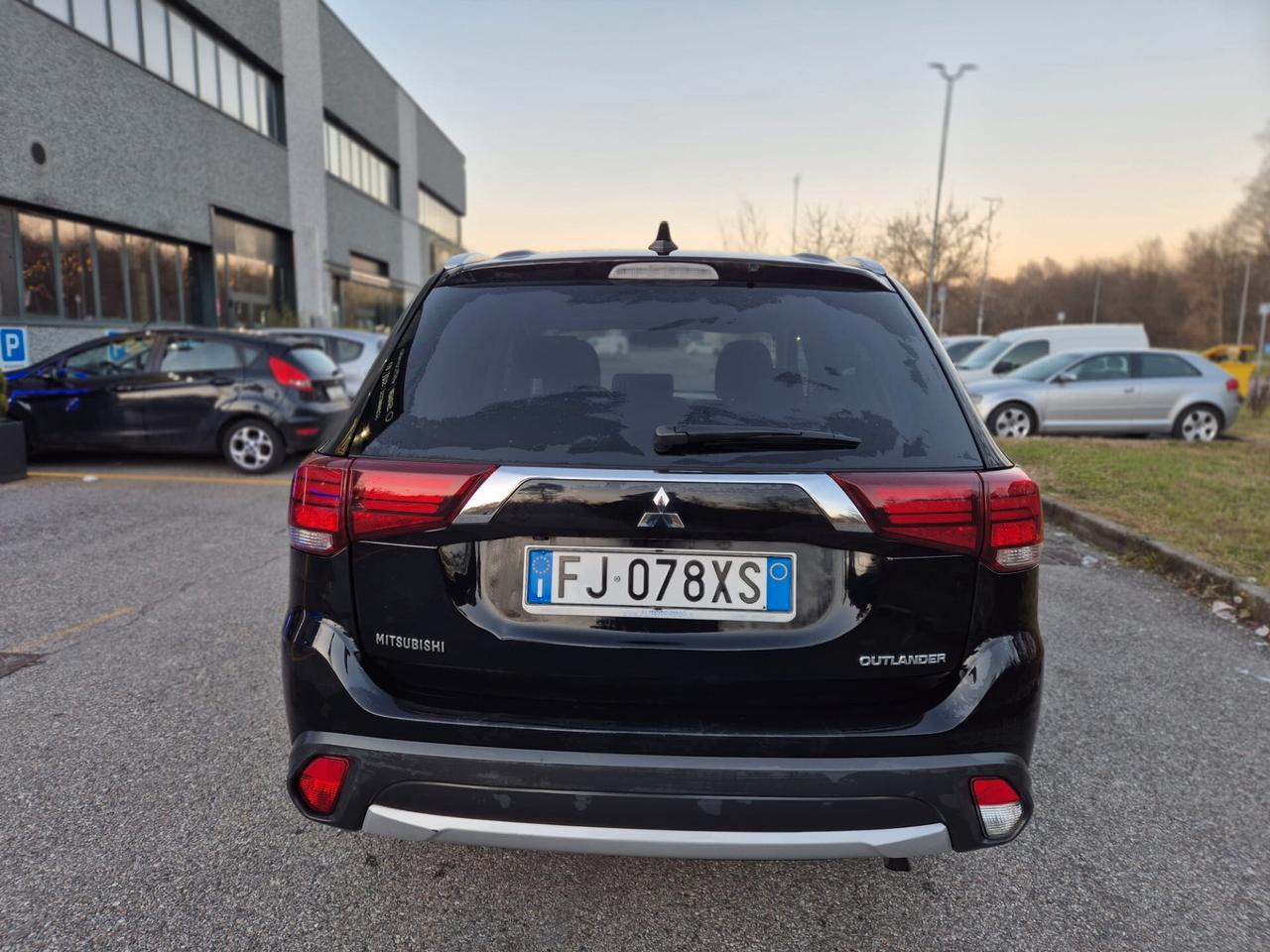 Mitsubishi Outlander 2.2 DI-D 2WD *7 POSTI*