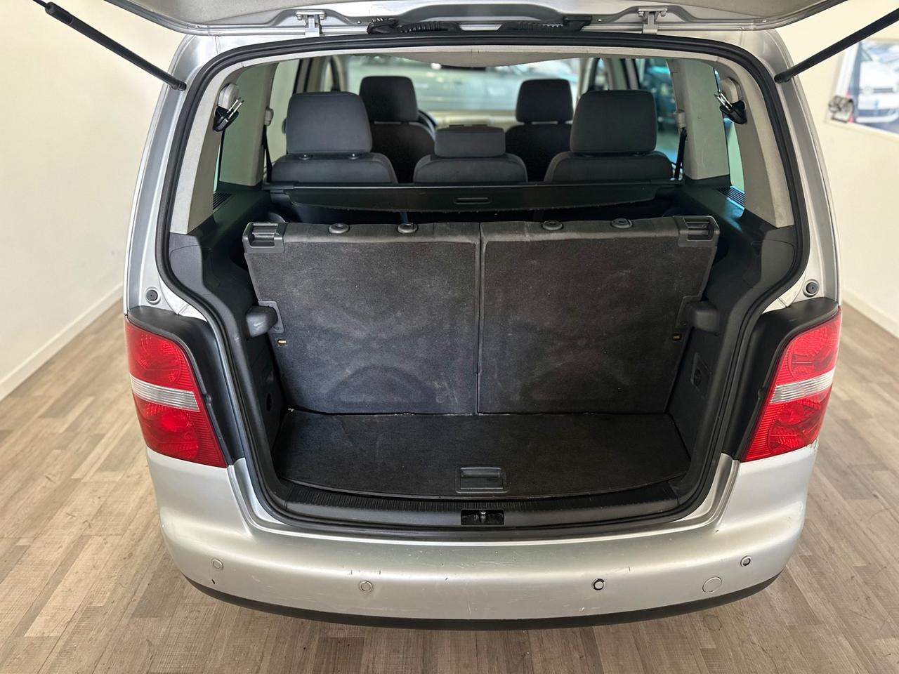 Volkswagen Touran 2.0 16V TDI DSG Highline 7 POSTI