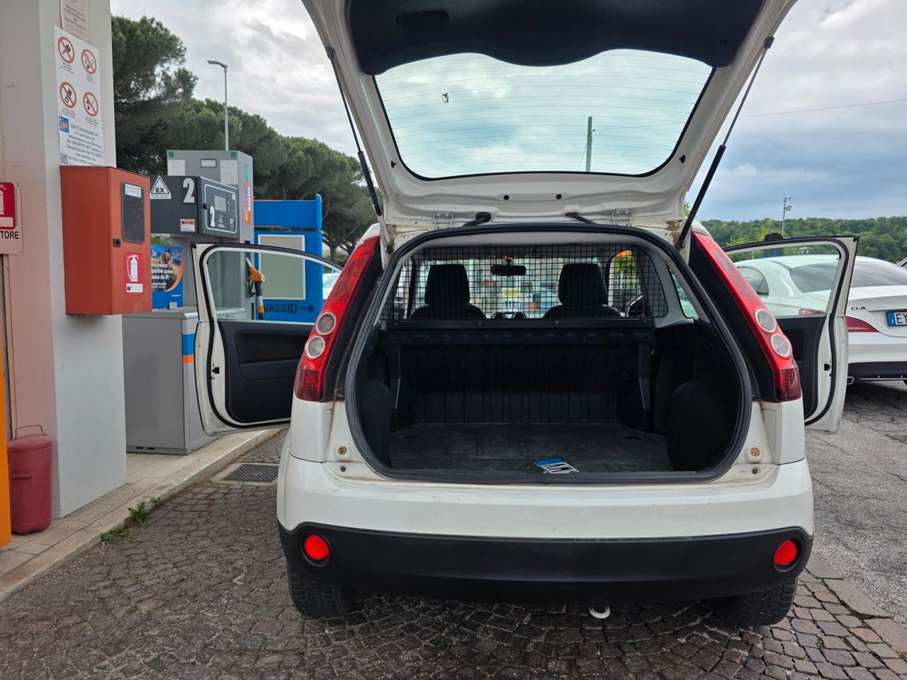 Ford Fiesta 1.4 TDCi 3p. Van con 232.000km Neopatentati ok