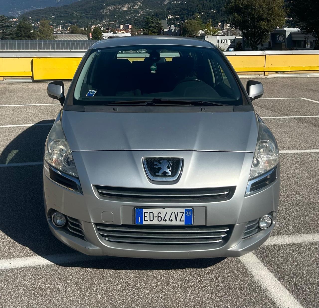Peugeot 5008 HDi Business 7p. Neopatentati 2011