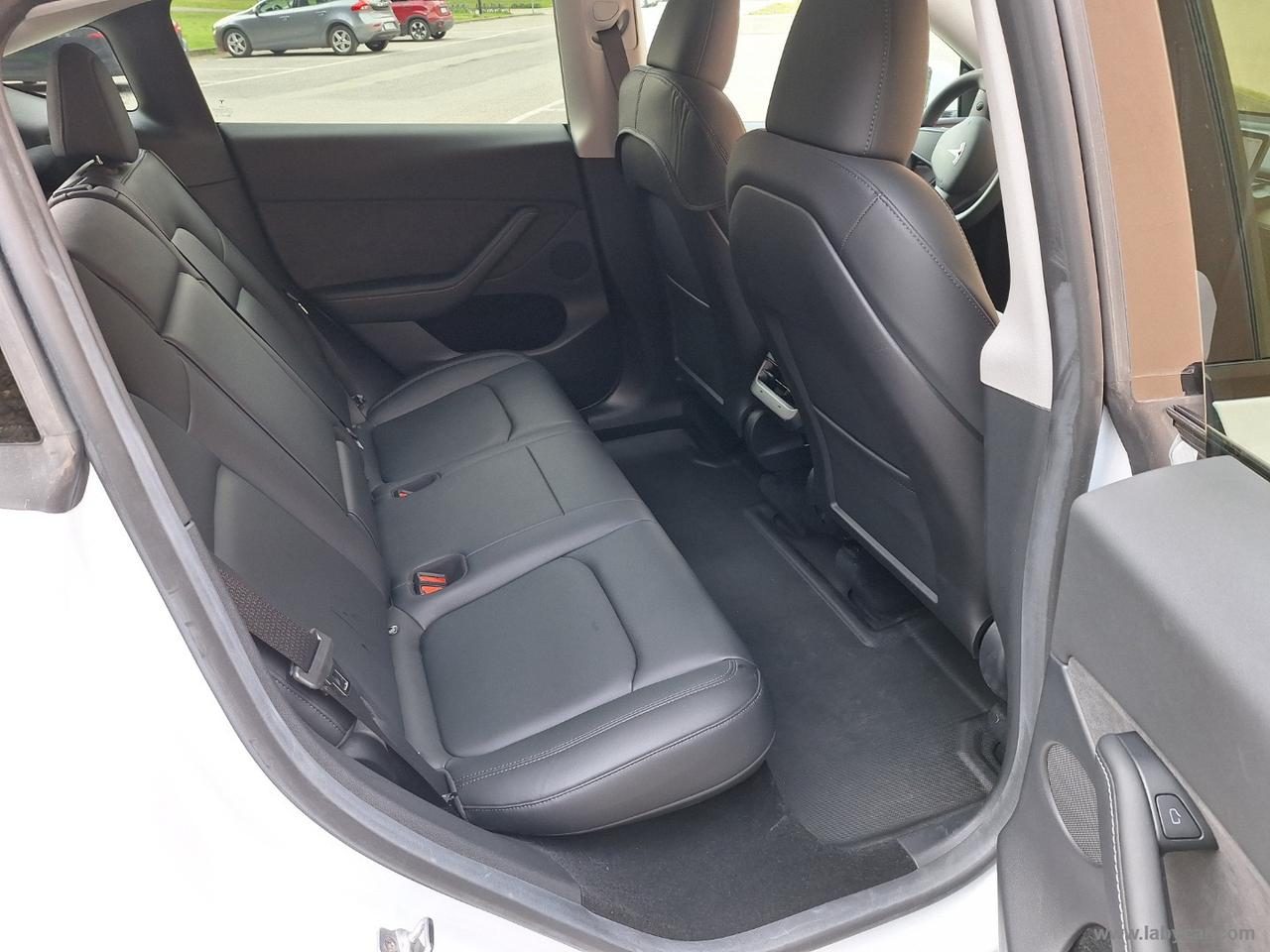 TESLA Model Y STANDARD RANGE RWD TETTO