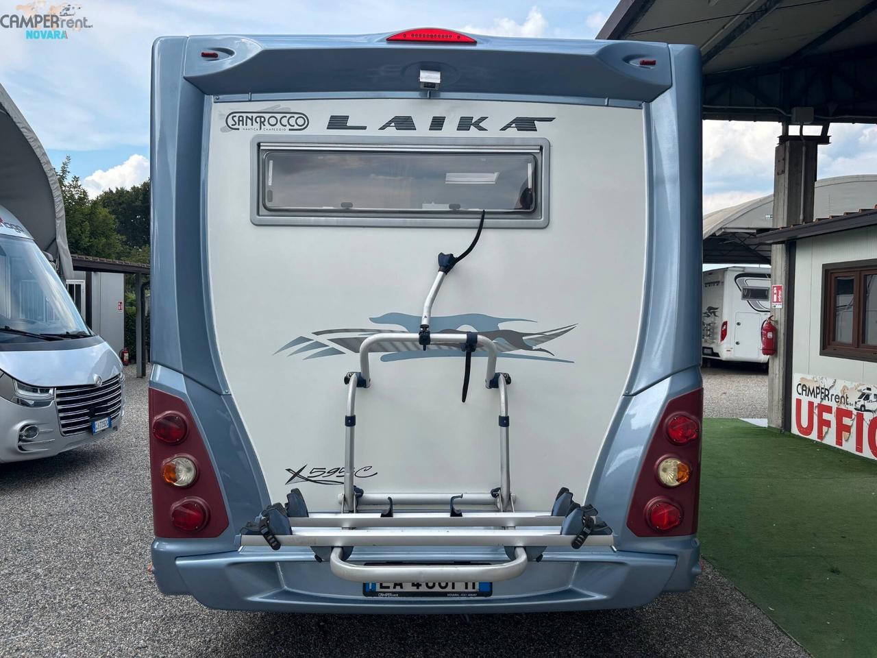 LAIKA X 595 C VAN - Semintegrale con letto matrimoniale in coda e garage (volume interno 68x103 )