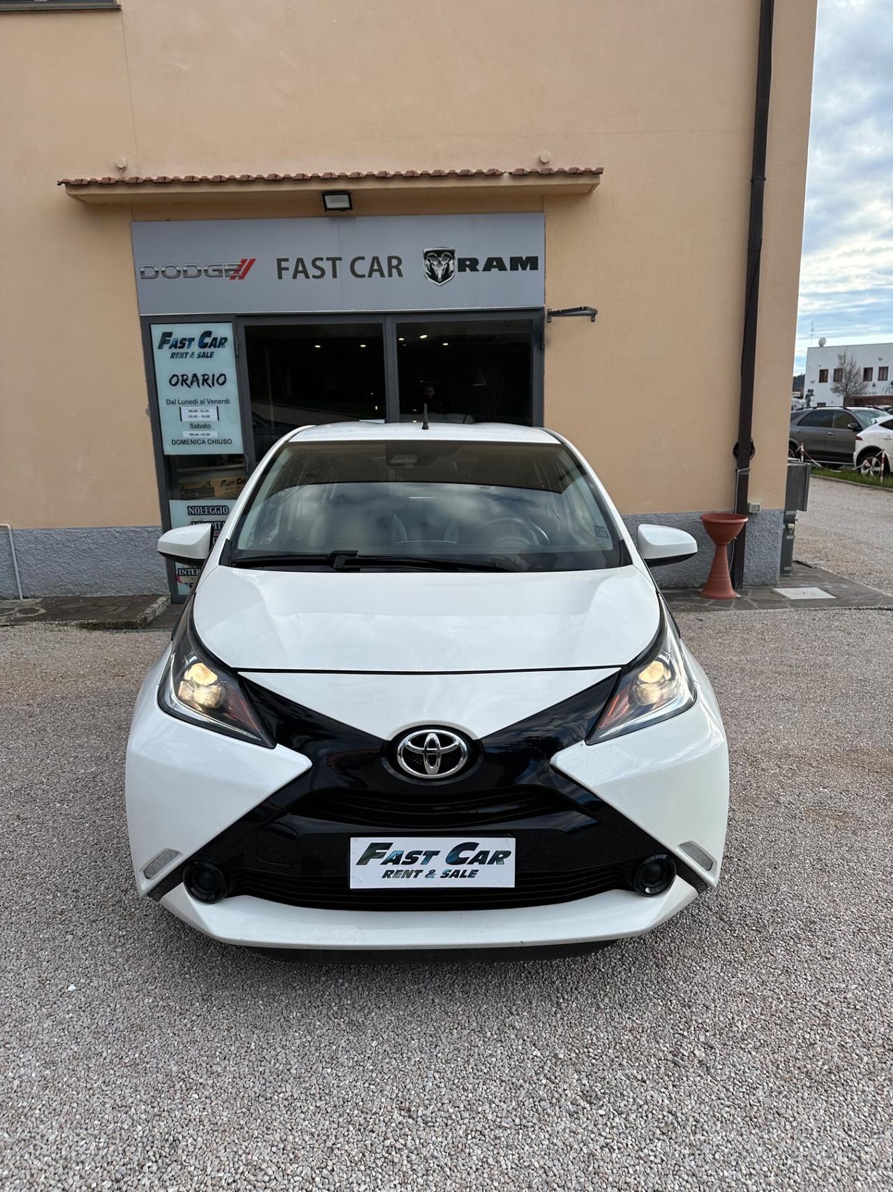 Toyota Aygo 1.0 VVT-i 69 CV 5 porte x-black ok neopatentati