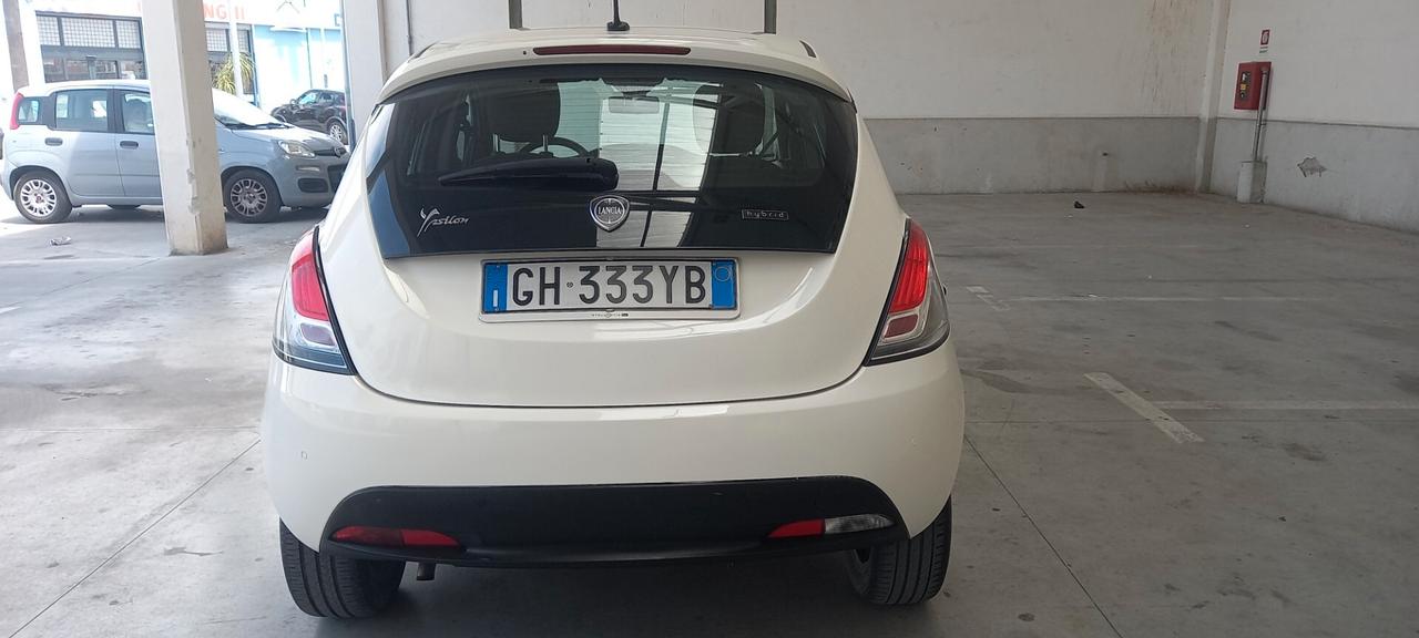 Lancia Ypsilon 1.0 FireFly 5 porte S&S Hybrid Silver