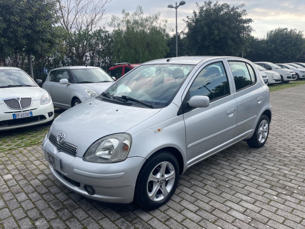 Toyota Yaris 1.0i 16V cat 5 porte Sol
