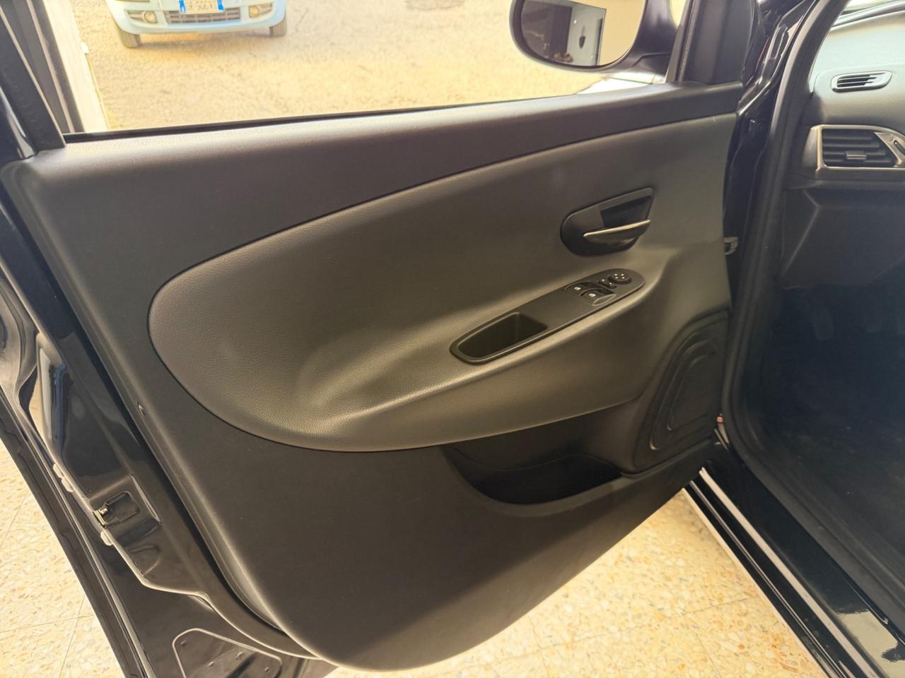 Lancia Ypsilon 1.2 69 CV 5 porte 2015