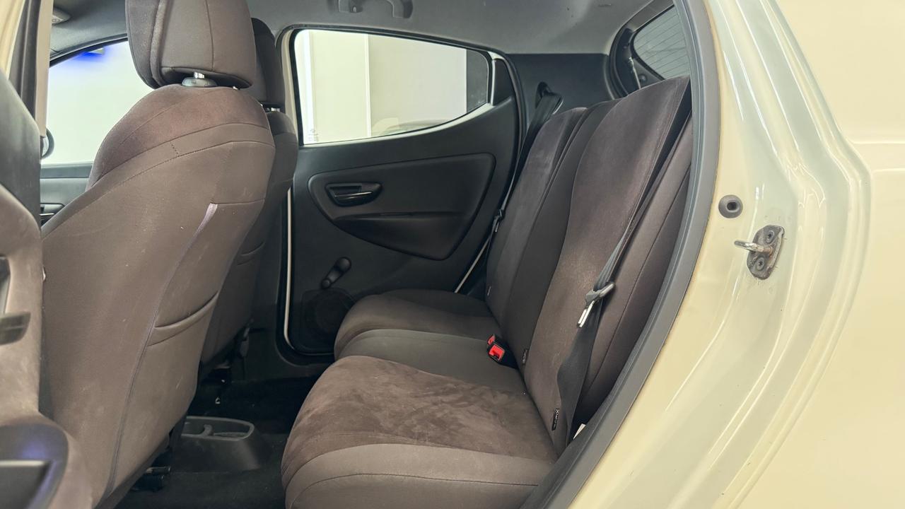 Lancia Ypsilon 0.9 TwinAir 85 CV 5 porte Metano Ecochic Silver