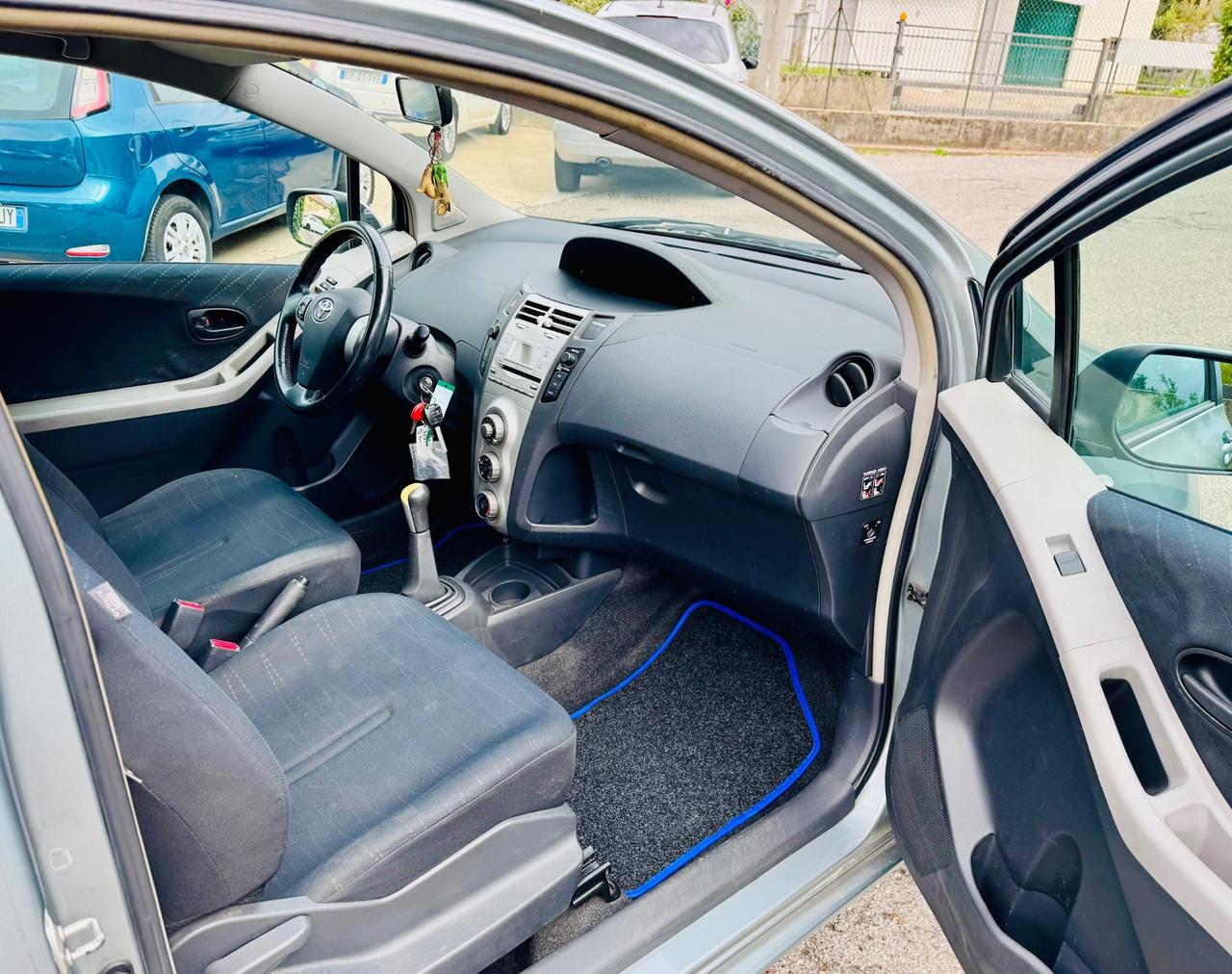 Toyota Yaris 1.0 3 porte Sol 100 mila km OK NEOPATENTATI