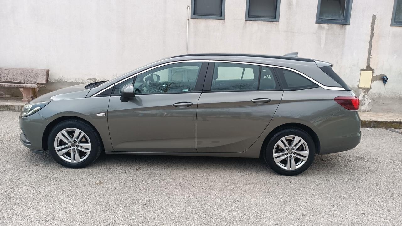 Opel Astra 1.6 Diesel anno 2017 navigatore